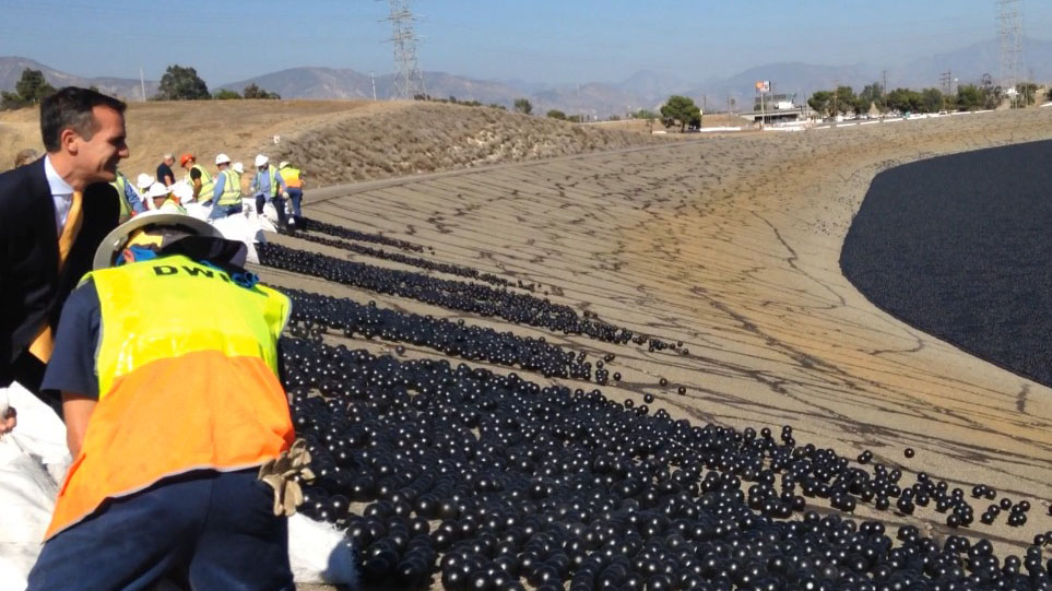 Los Angeles utiliza Bolas de Plástico Preto para Economizar Água