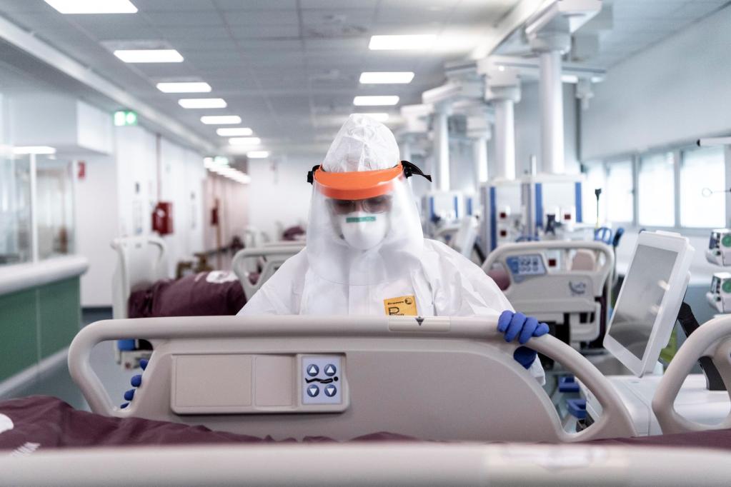 Enfermeiros preparam o Hospital de Verduno, na Itália, para receber os pacientes infectados com o coronavírus (covid-19)