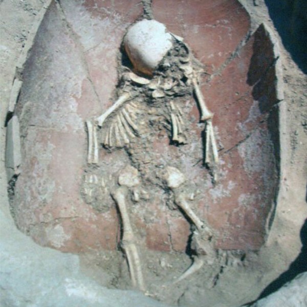 27e38 arqueologos encontram bebe de 3800 anos em uma jarra em