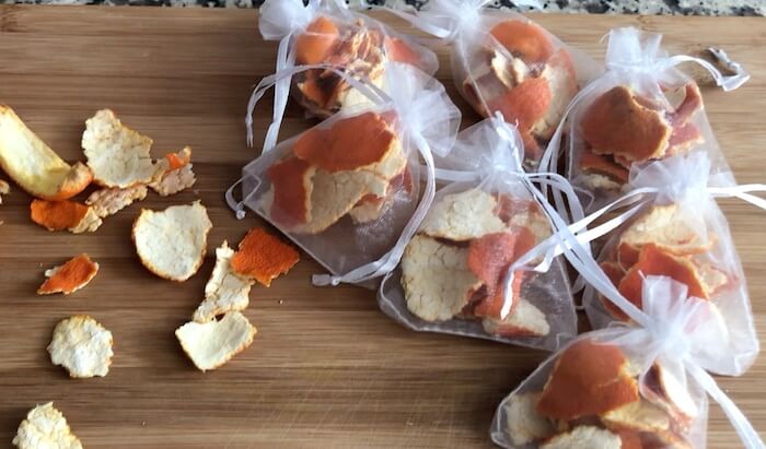 casca de laranja secas em bolsas de tule