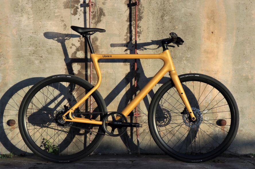 Uma bicicleta amarela contra uma parede de concreto.
