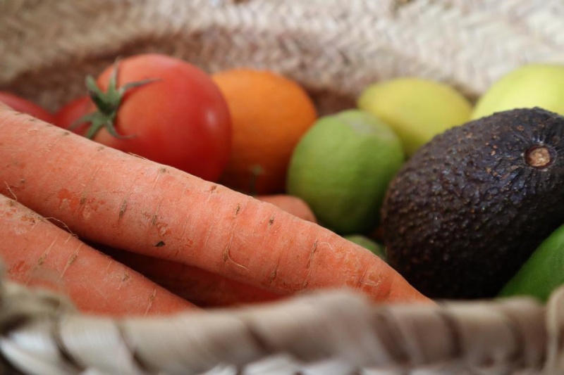 Cesta de legumes e frutas