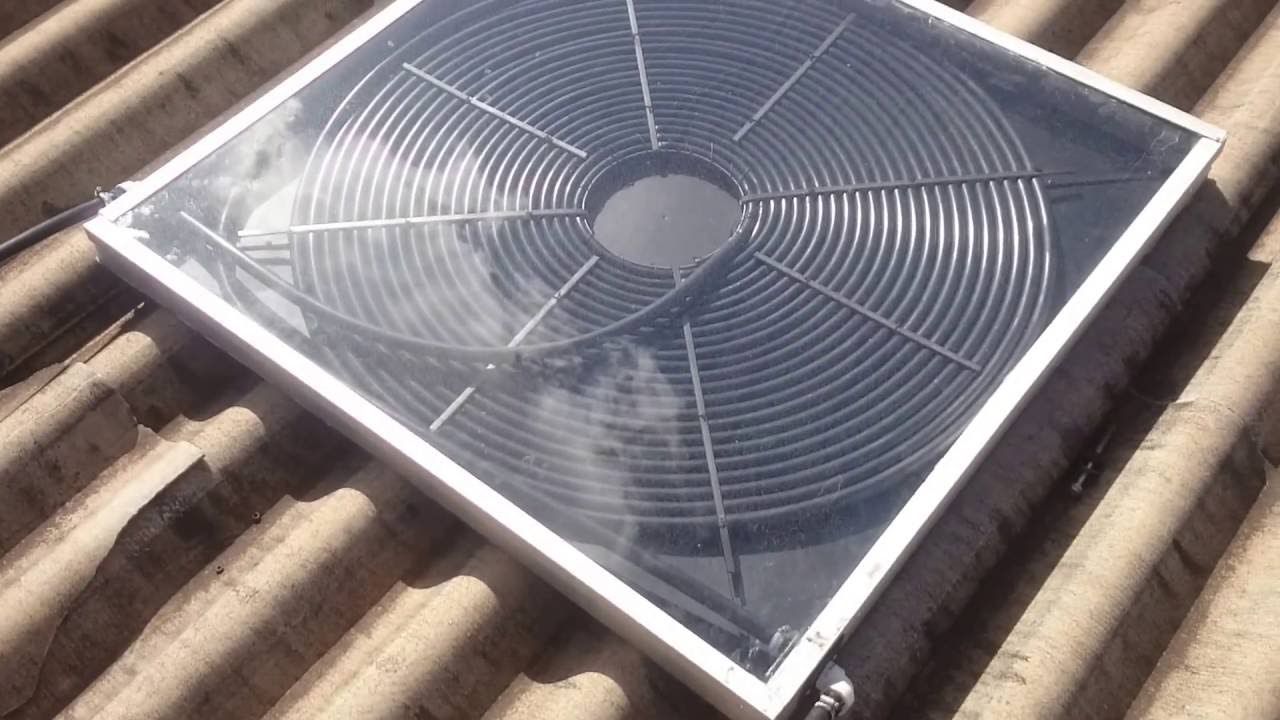 Aquecedor solar com a placa feita de mangueira enrolada