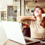 Tente estes alongamentos se voce ficar sentado o dia todo