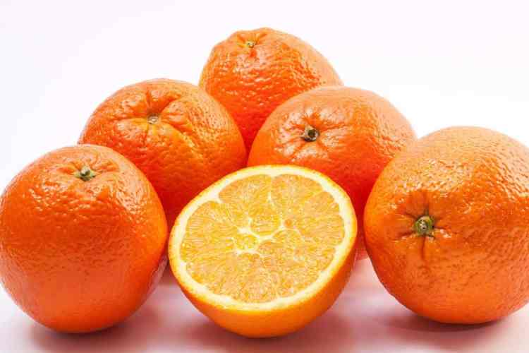 laranjas de umbigo, com uma cortada ao meio