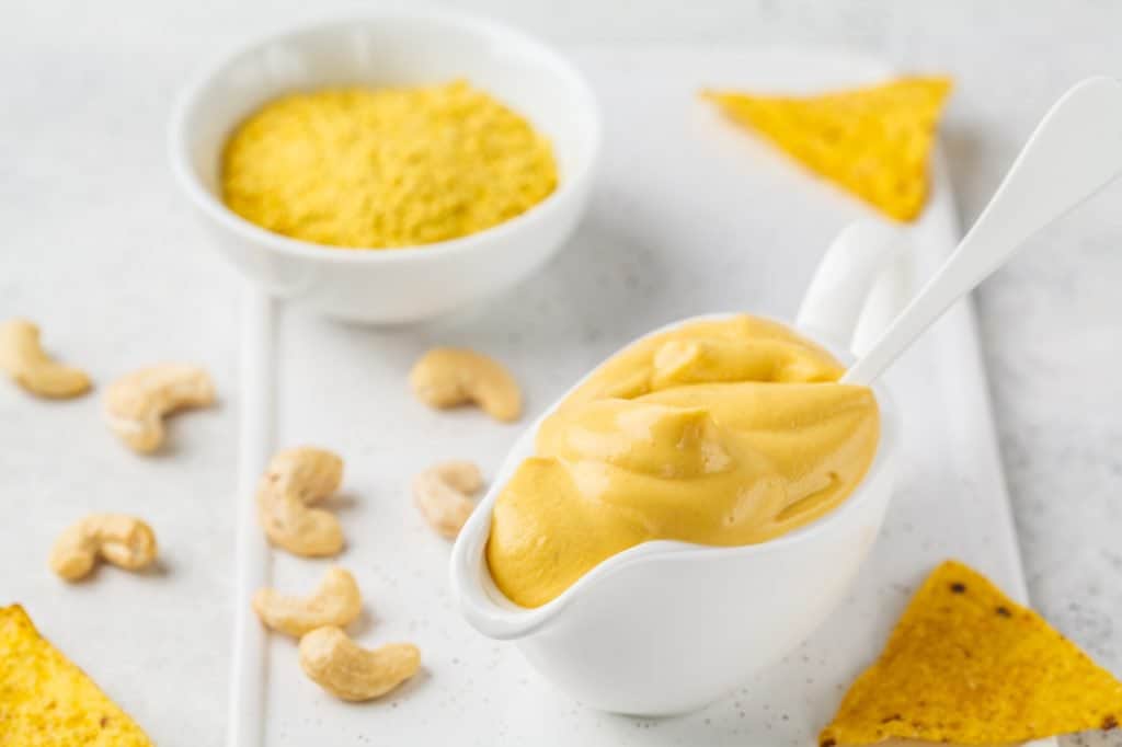 molho de queijo de caju em uma molheira branca