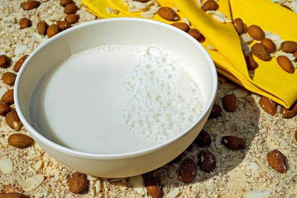 tigela de leite de amêndoa