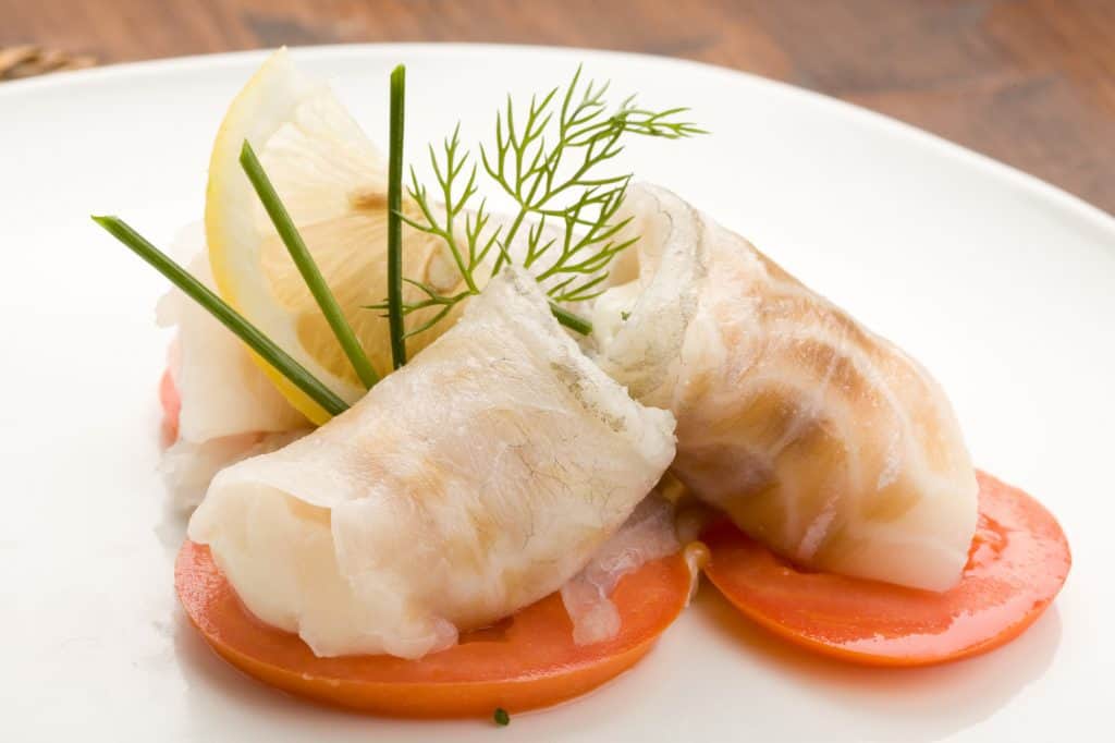 rolos de sushi de robalo cru