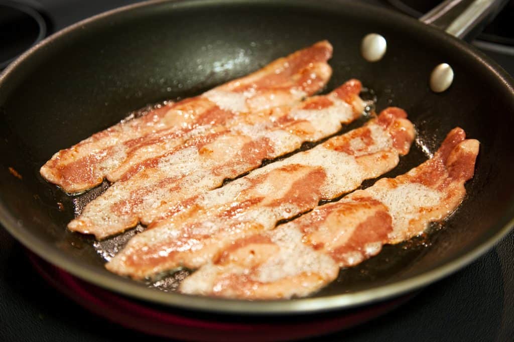 Bacon de peru em uma frigideira
