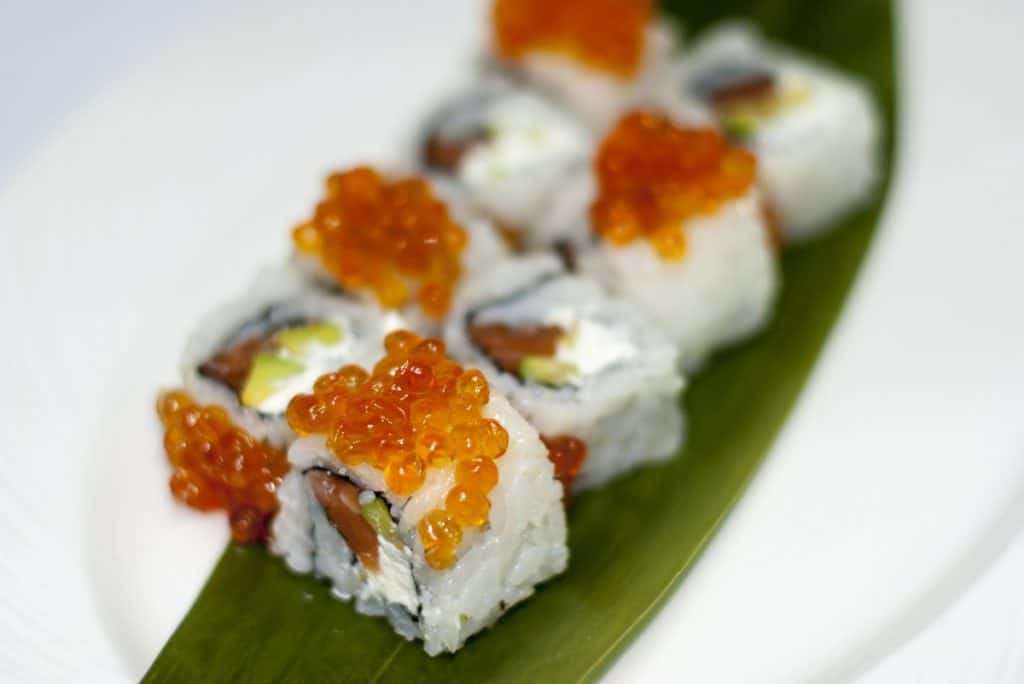 ovas de peixe no sushi