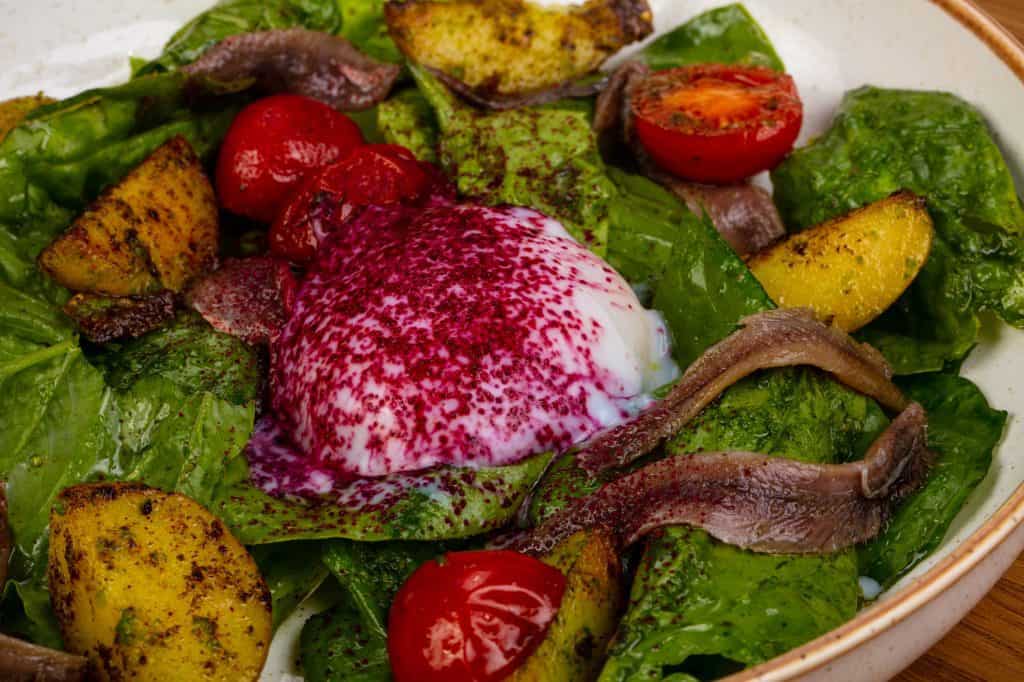 salada caesar com anchovas