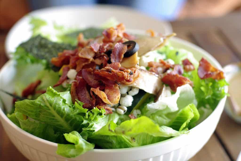 salada caesar com bacon em uma tigela