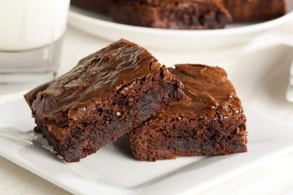 dois brownies de chocolate em um prato
