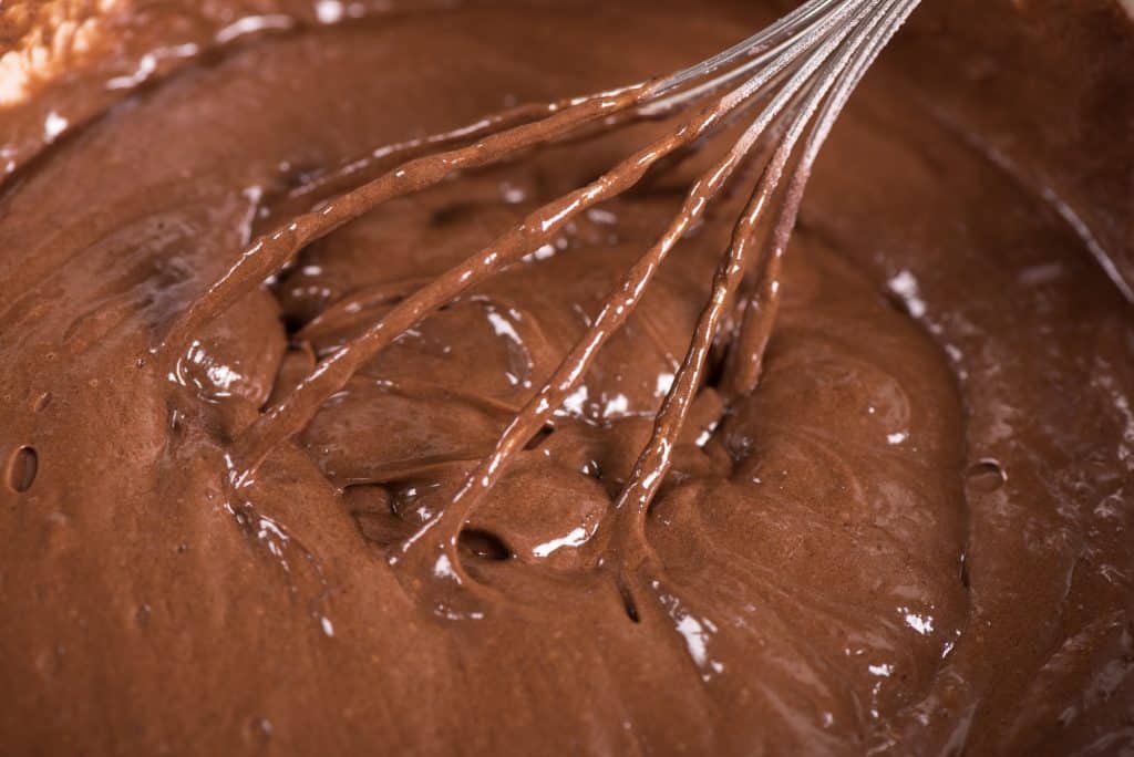 massa de brownie de chocolate em uma tigela com batedor