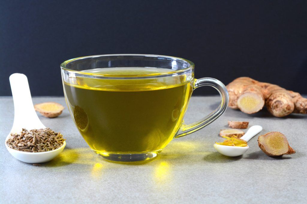 chá de cominho com gengibre em uma xícara
