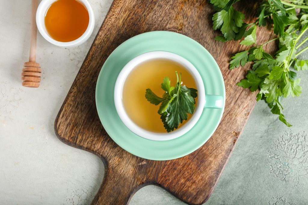 xícara de chá de salsa em uma tábua