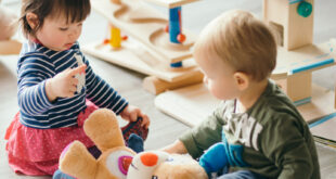 3 riscos comuns de engasgo e o que fazer se o bebê engasgar