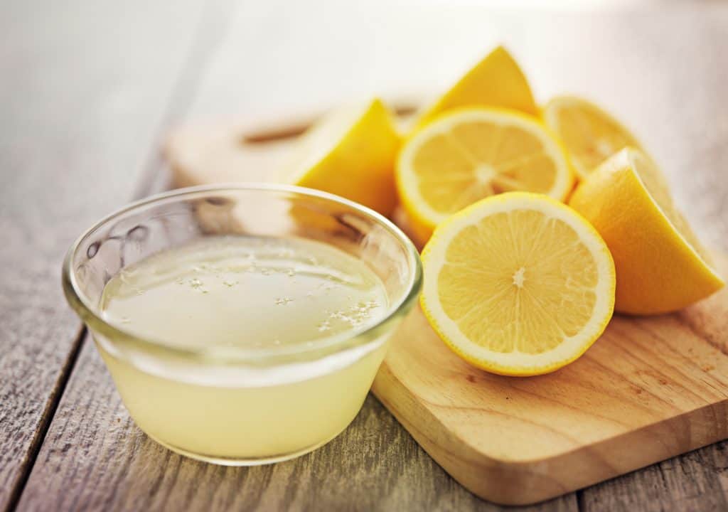 suco de limão espremido na hora em uma tigela pequena
