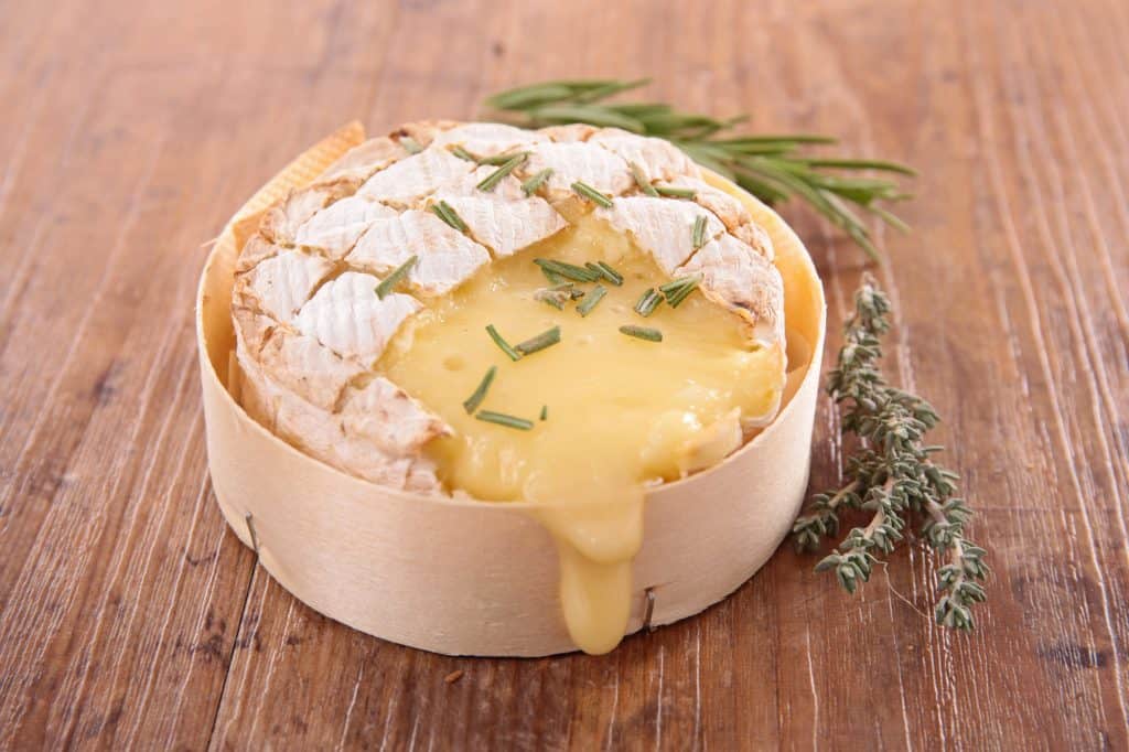 queijo camembert assado com ervas
