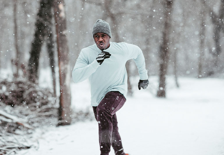 homem correndo na neve