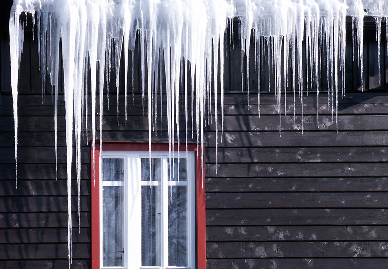 Pingentes de gelo perigosos acima da janela da casa
