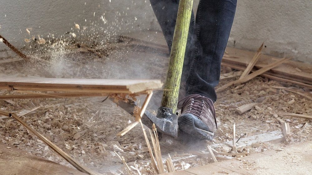 Como limpar a Casa após uma Obra? Poeira e detritos podem ser removidos da área com uma vassoura, pá de lixo e outras ferramentas.