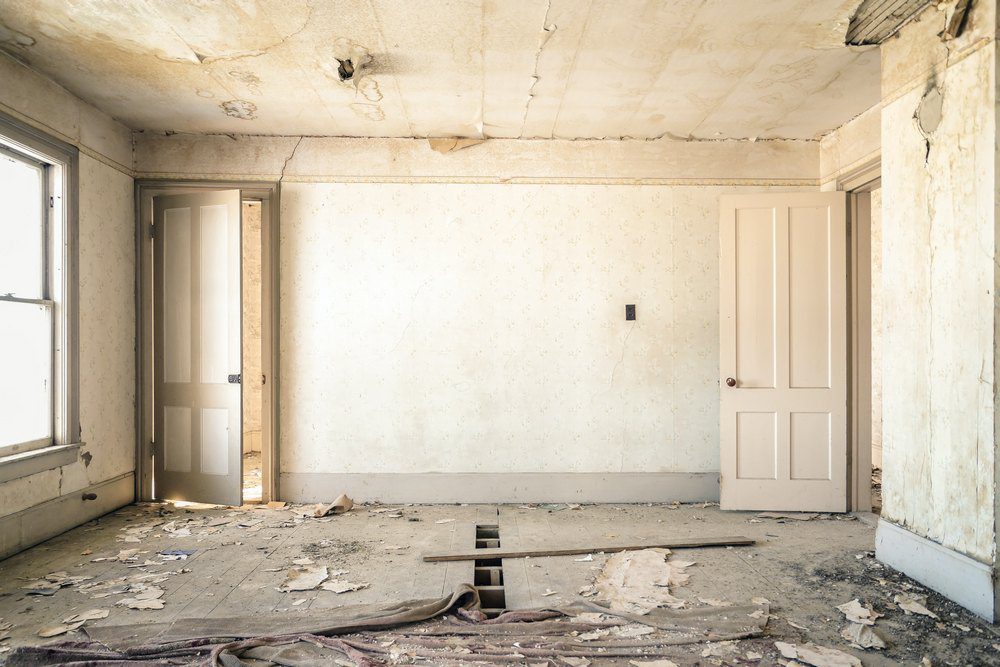 Como limpar a Casa após uma Obra? Não se esqueça de esfregar o chão depois para garantir que esteja impecável e livre de sujeira.