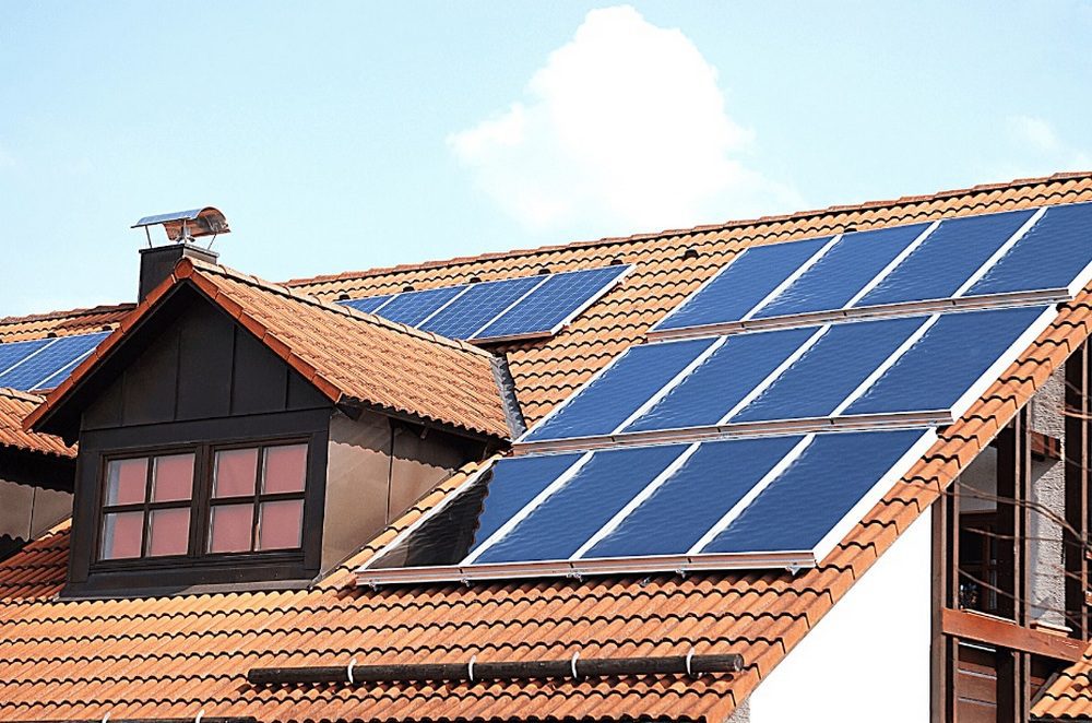 Se você tiver espaço no telhado e grande exposição à luz solar, aproveitar a energia solar proporcionará uma excelente economia de custos de energia para o futuro.