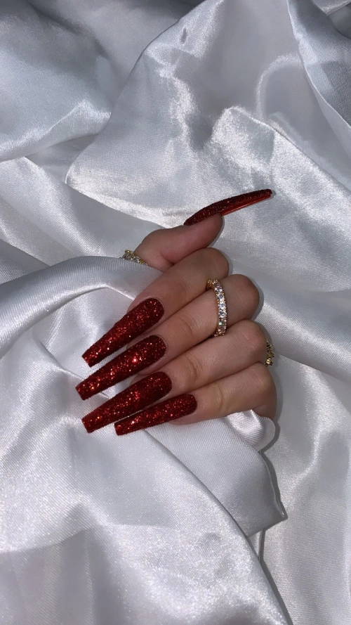Desenhos de unhas com glitter vermelho
