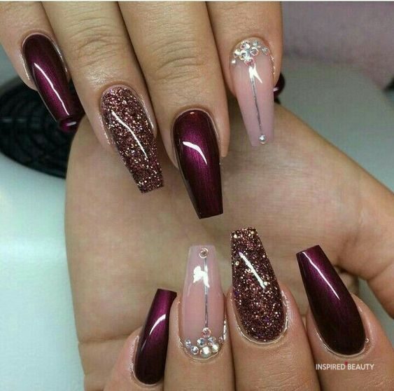 arte de unha com glitter bordô