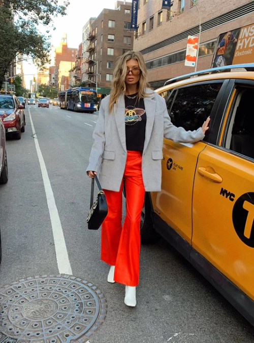 calça flare vermelha, blazer e botins brancos