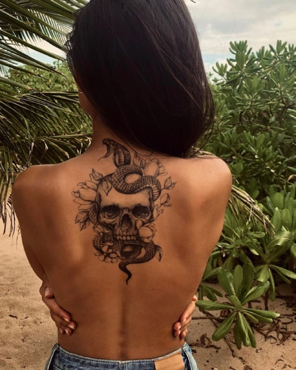 Lindas tatuagens femininas de caveira nas costas