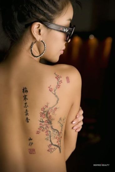 tatuagens florais na coluna