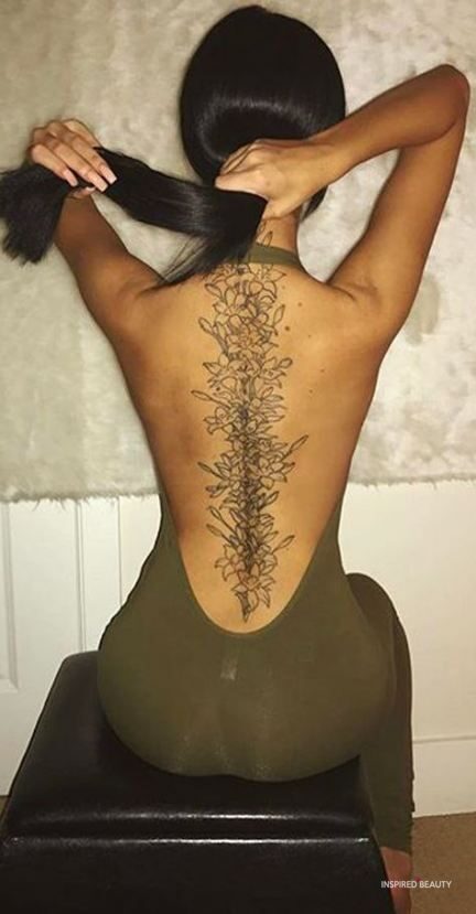 elegante tatuagem feminina na coluna