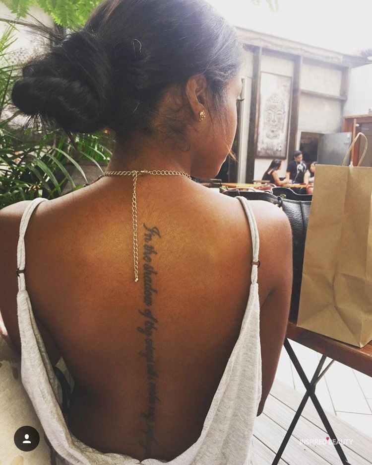Tatuagem feminina nas costas na espinha