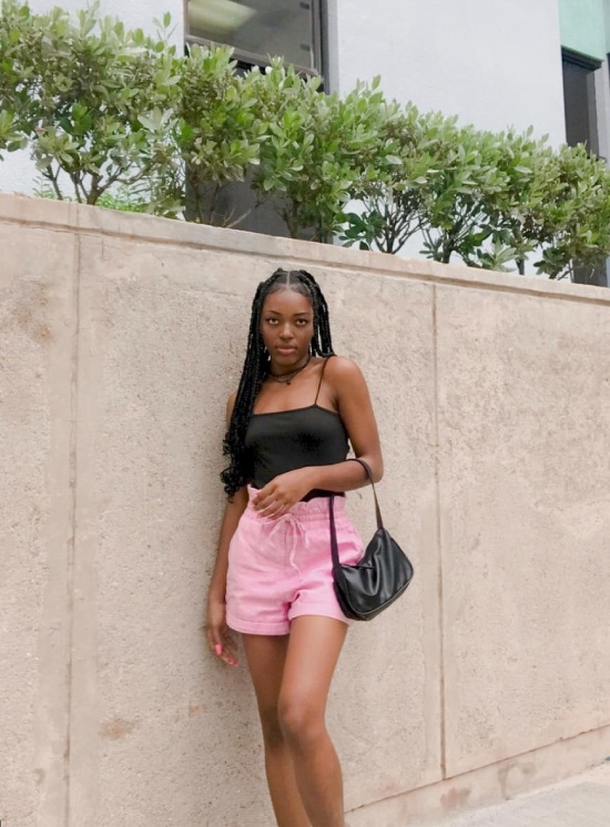 roupa de verão shorts rosa, blusa preta