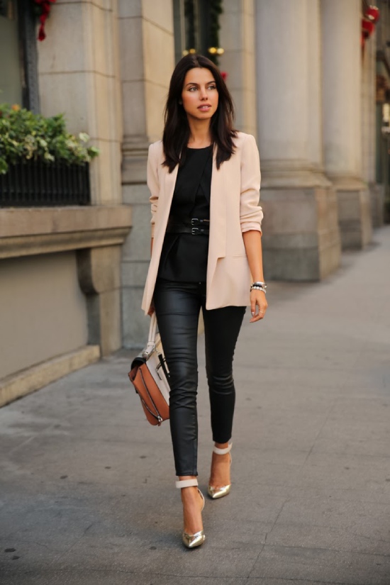 blazer rosa com calça de couro preta e salto