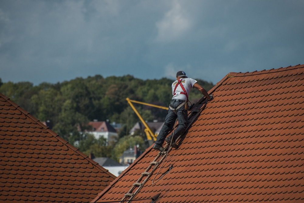 Um reparo de telhado envolve muito trabalho de construção barulhento e muitos trabalhadores.