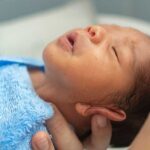 Como dar banho em um recem nascido Cleveland Clinic