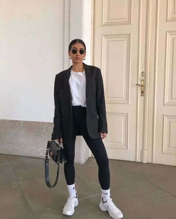 1715205338 386 Maneiras de usar leggings depois dos 30