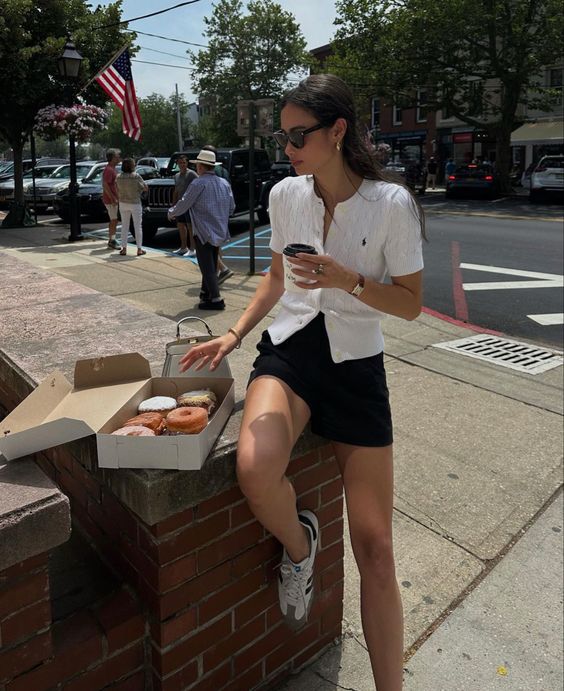 1716500128 162 Looks para combinar seu Adidas Samba com minissaia