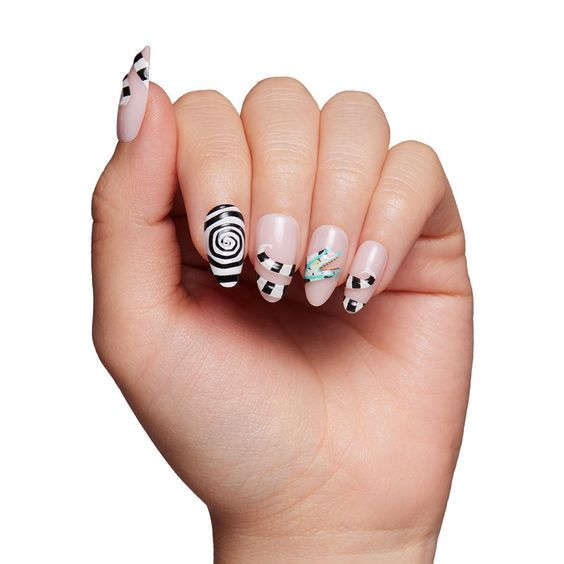 1727892523 125 Desenhos de unhas estilo Beetlejuice para inaugurar o Halloween