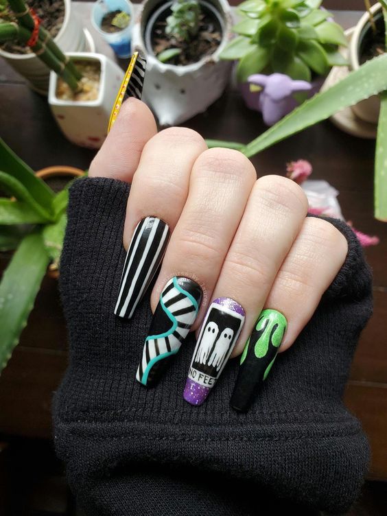 1727892523 827 Desenhos de unhas estilo Beetlejuice para inaugurar o Halloween