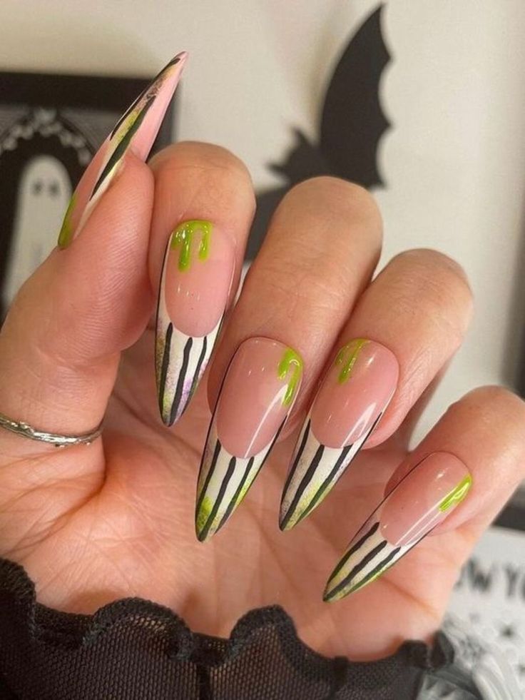 1727892524 196 Desenhos de unhas estilo Beetlejuice para inaugurar o Halloween