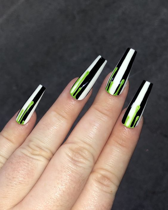 1727892524 485 Desenhos de unhas estilo Beetlejuice para inaugurar o Halloween