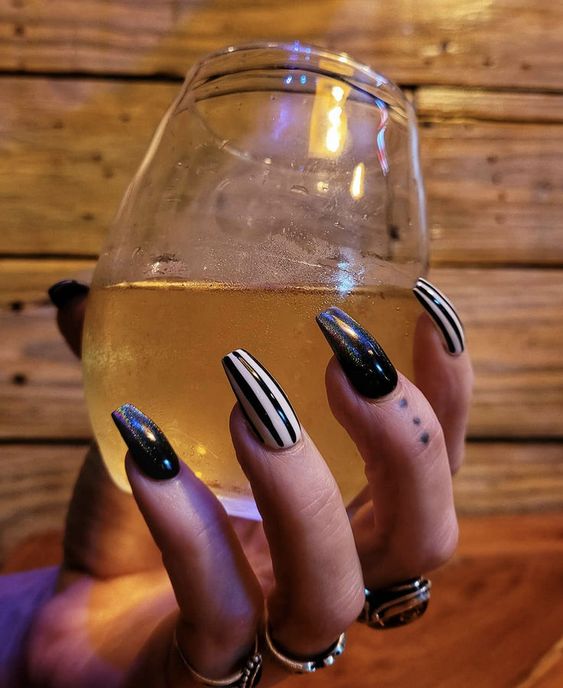 1727892524 971 Desenhos de unhas estilo Beetlejuice para inaugurar o Halloween