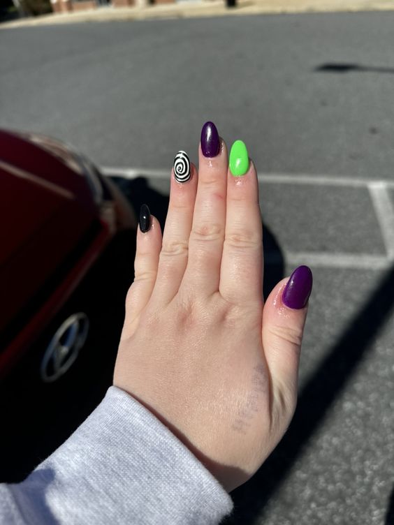 1727892525 310 Desenhos de unhas estilo Beetlejuice para inaugurar o Halloween