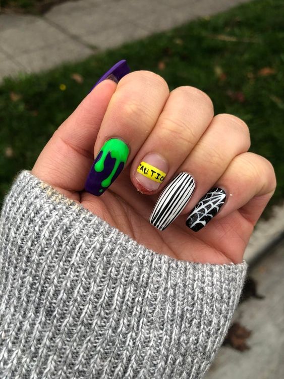 1727892525 904 Desenhos de unhas estilo Beetlejuice para inaugurar o Halloween