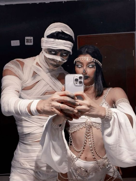 1728686452 261 Fantasias de Halloween para os casais mais