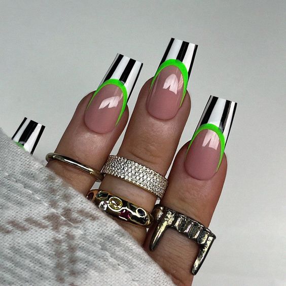 Desenhos de unhas estilo Beetlejuice para inaugurar o Halloween